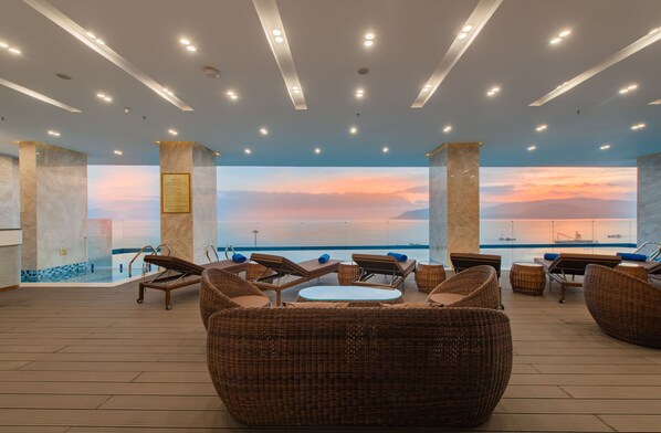 Piscine extérieure, chaises longues