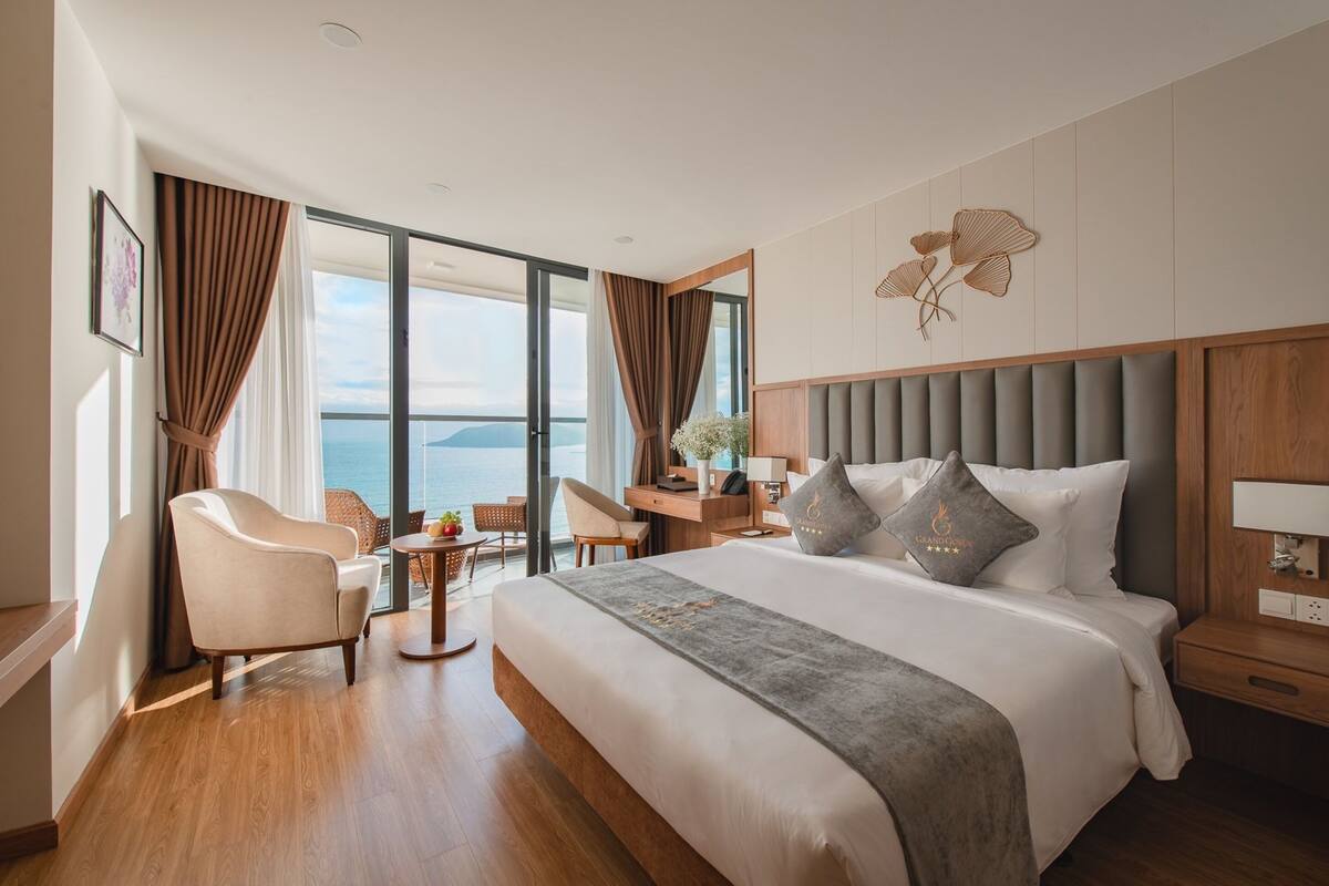 Luxe beddengoed, een minibar, een kluis op de kamer, een bureau