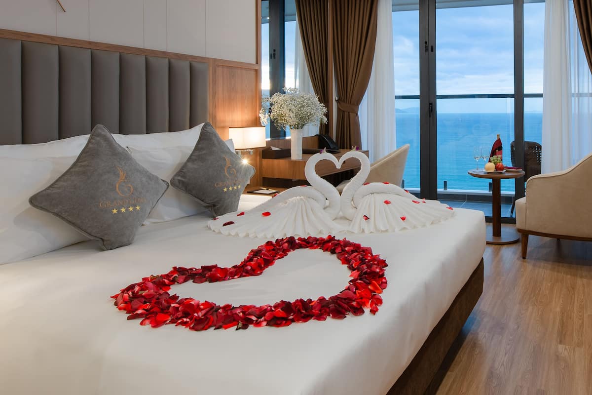 Executive kamer, uitzicht op oceaan | Luxe beddengoed, een minibar, een kluis op de kamer, een bureau