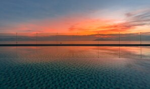 Una piscina al aire libre, tumbonas