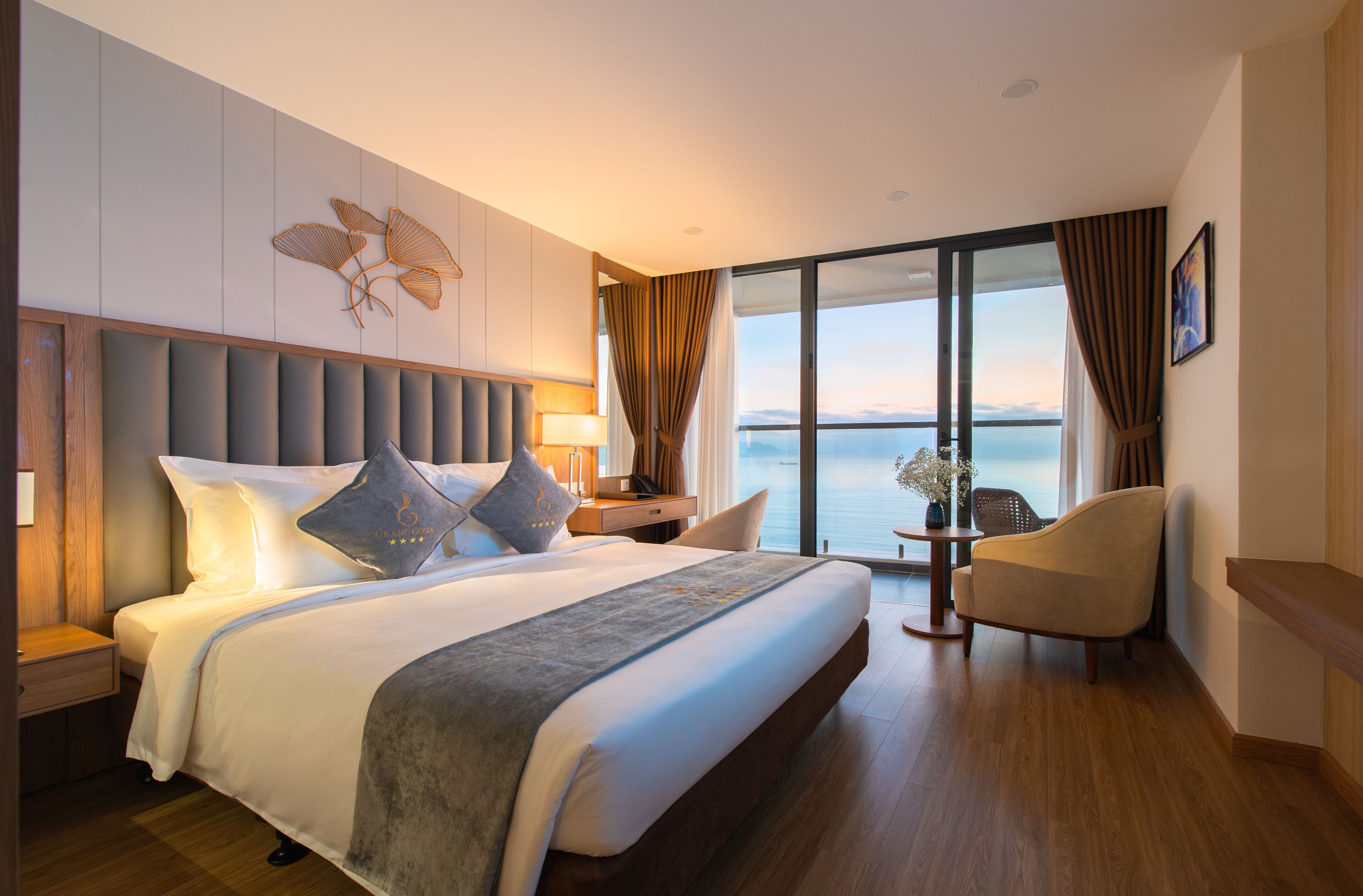 Deluxe Room with Double Bed | Premium bedding, minibar, in-room safe, desk