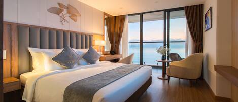 Deluxe Room with Double Bed | Premium bedding, minibar, in-room safe, desk