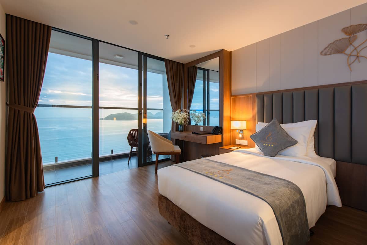 Tweepersoonskamer, uitzicht op oceaan | Luxe beddengoed, een minibar, een kluis op de kamer, een bureau