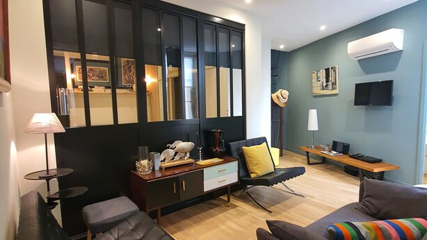 A modern living room with a sofa, a chair, a small table, and a cabinet. - Jaures 2 bedrooms 7 minuts walking from Palais (Cannes)