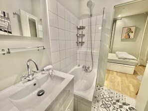 Badewanne, Haartrockner, Handtücher
