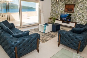 Lejlighed | Stue | 30-tommers tv med digitale kanaler, pejs