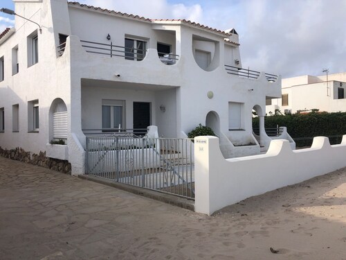 BEAUTIFUL APARTMENT ON THE BEACH, GROUND FLOOR M2
