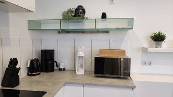 Kühlschrank, Mikrowelle, Ofen, Herdplatte