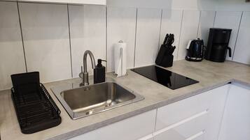 Kühlschrank, Mikrowelle, Ofen, Herdplatte