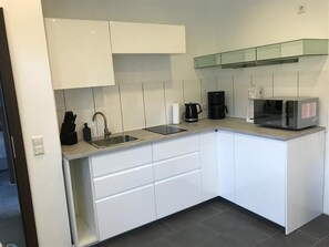 Kühlschrank, Mikrowelle, Ofen, Herdplatte