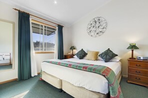 3 bedrooms, iron/ironing board, Internet, bed sheets