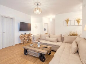 Biệt thự dành cho gia đình, 6 phòng ngủ, đối diện biển (Villa Sky Crete) | Khu phòng khách | TV