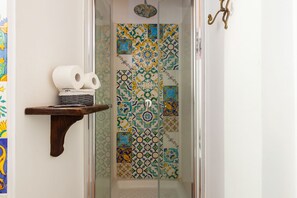Double Room, 1 King Bed | Bathroom | Shower, rainfall showerhead, free toiletries, bidet - Don Pedro Rooms Vicerè di Toledo in the city center (Naples)
