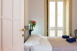 Economy Double Room | Individually decorated, individually furnished, soundproofing, free WiFi - Don Pedro Rooms Vicerè di Toledo in the city center (Naples)