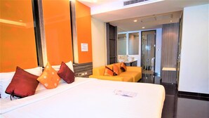 Minibar, in-room safe, desk, WiFi (free) - Heaven@4 (Bangkok)