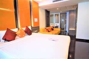 Minibar, in-room safe, desk, free WiFi - Heaven@4 (Bangkok)