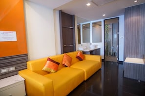 21-inch TV with satellite channels - Heaven@4 (Bangkok)