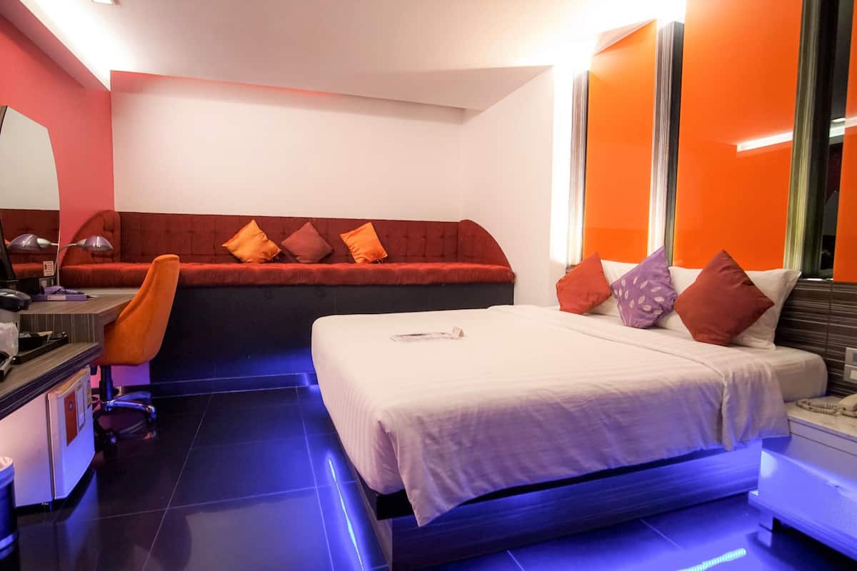 Junior Suite | 1 bedroom, minibar, in-room safe, desk