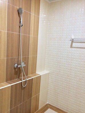 Suite | Bathroom | Shower, free toiletries, slippers, towels