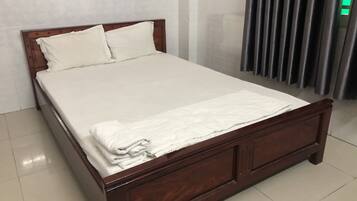 Desk, free WiFi, bed sheets