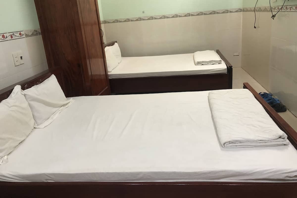 Habitación cuádruple | Escritorio, wifi gratis y ropa de cama