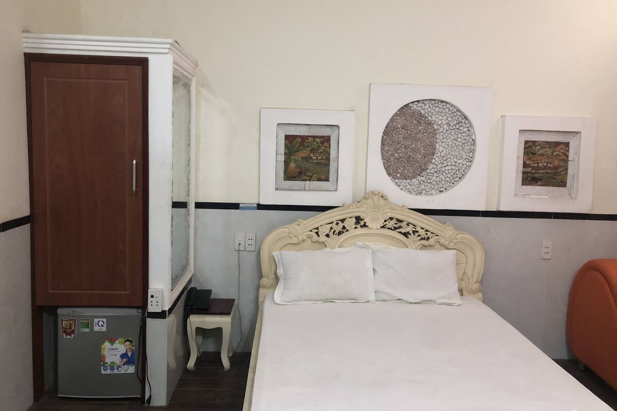 Desk, free WiFi, bed sheets