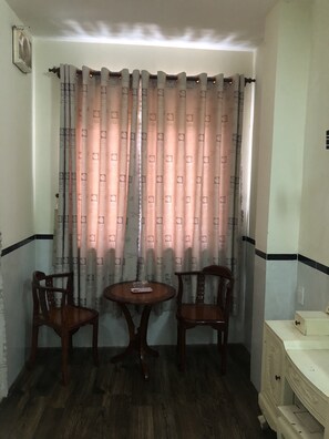 Een bureau, gratis wifi, beddengoed