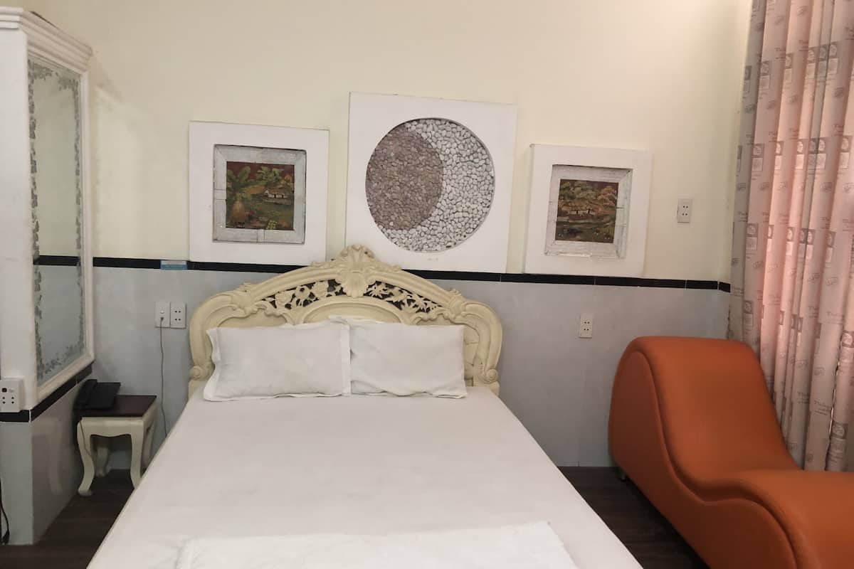 Desk, free WiFi, bed sheets