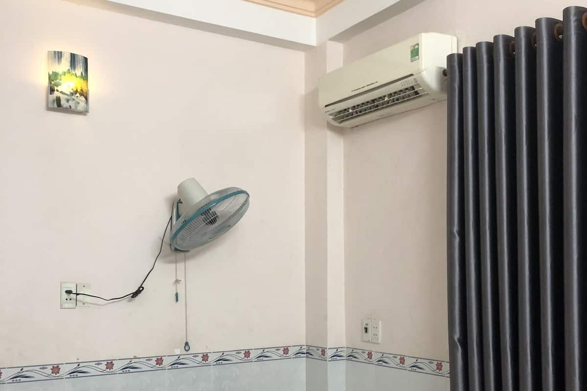 Escritorio, wifi gratis y ropa de cama