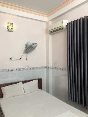 Desk, free WiFi, bed sheets