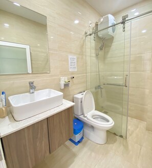 Chambre Standard (Family) | Salle de bain | Douche, serviettes fournies, shampooing