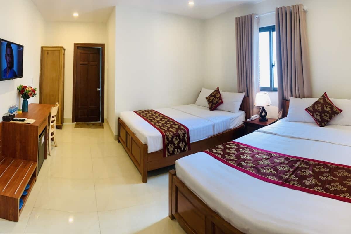 ميني بار ومكتب ومكواة/لوح كي وواي فاي مجانًا