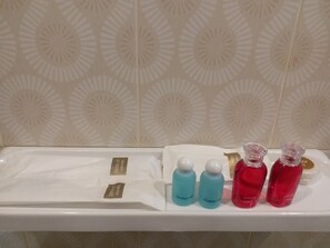 Twin Room | Bathroom | Shower, free toiletries, hair dryer - KK11 Boutique Inn (Bangkok)
