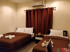 Triple Room | Desk, iron/ironing board, free WiFi, bed sheets - KK11 Boutique Inn (Bangkok)