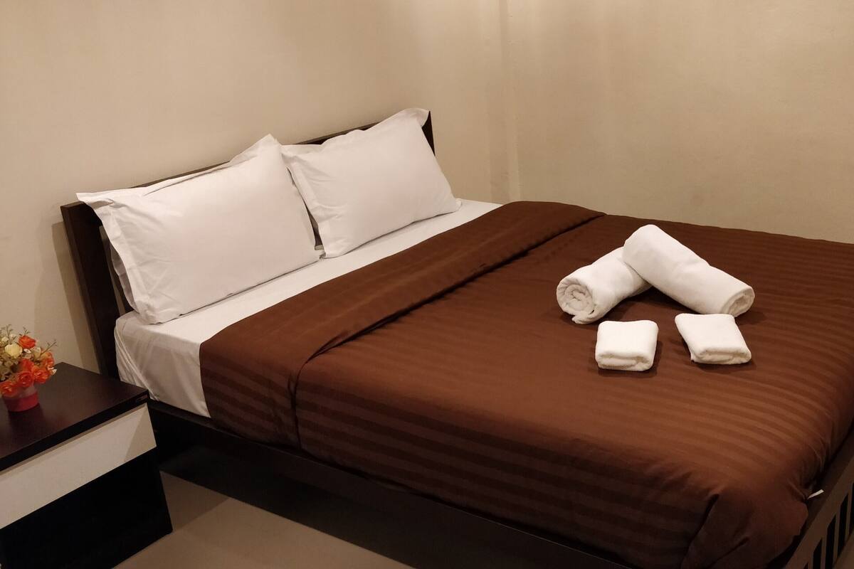Double Room | 1 bedroom, desk, iron/ironing board, free WiFi