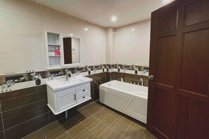 VIP Quadruple | Bathroom - Sky Hotel (Bien Hoa)