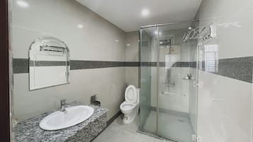 VIP Double | Bathroom | Shower, towels