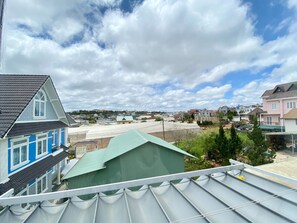A residential area with houses, a green-roofed building, and a clear sky. - Villa Aroma Dalat (Lam Vien - Da Lat)