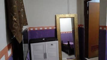 Kamar Standar | Meja kerja dan seprai linen
