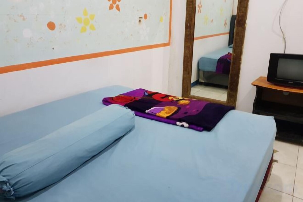 Escritorio y ropa de cama