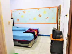 Standard Room | Desk, bed sheets - Hotel Alifah 2 (Tangerang)