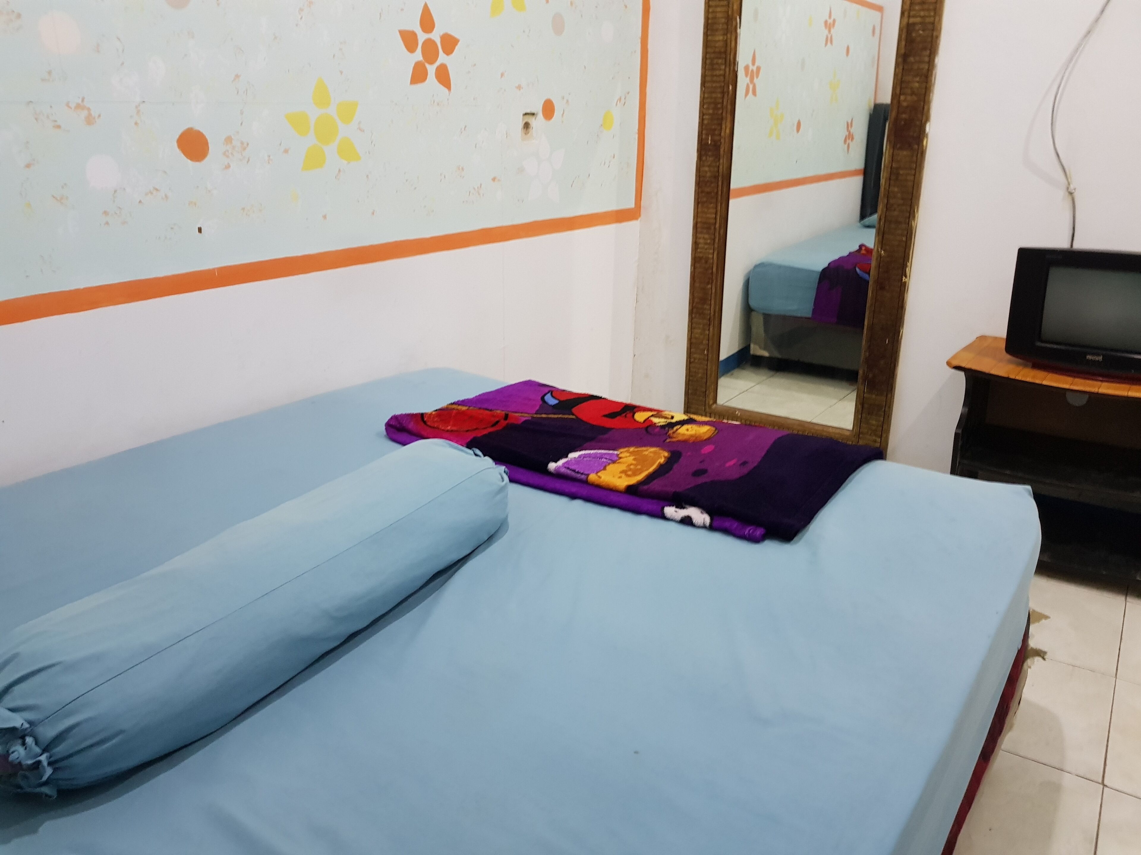 Desk, bed sheets