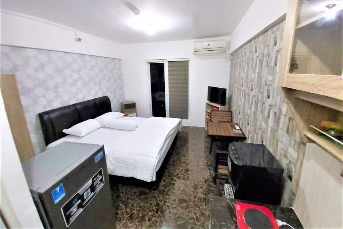 Studio | 1 bedroom, minibar, in-room safe, desk