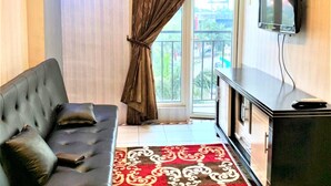 Apartment, 1 Bedroom | Ruang tamu | 21 inci televisyen dengan kabel 
