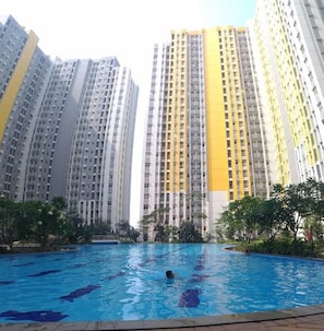 Outdoor pool - Springlake Apartment Summarecon by Veeroom (Bekasi)
