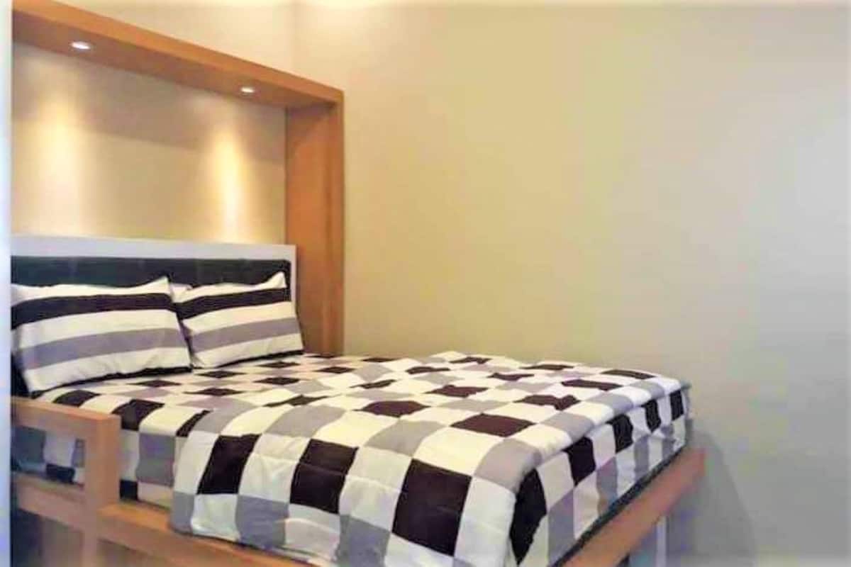 Standard Room, Private Bathroom | Desk, bed sheets