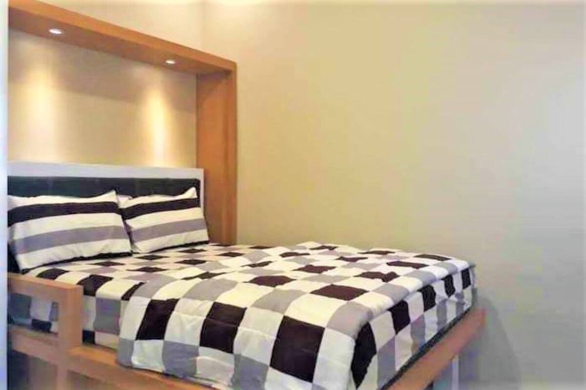 Kamar Standar, kamar mandi pribadi | Meja kerja dan seprai linen