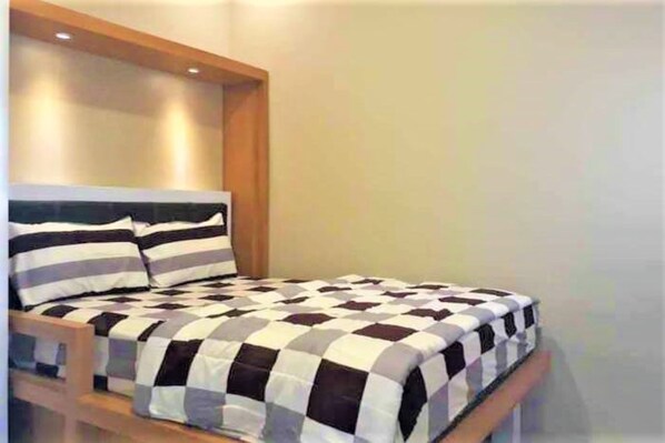 Standard Room, Private Bathroom | Desk, bed sheets - Mampir Kawah Ijen Guest House (Banyuwangi)