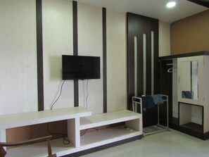 Deluxe AC | Bed sheets - Hotel Kencana Jaya (Jepara)