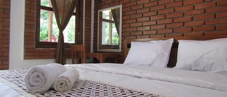 Standard Fan Room | Minibar, desk